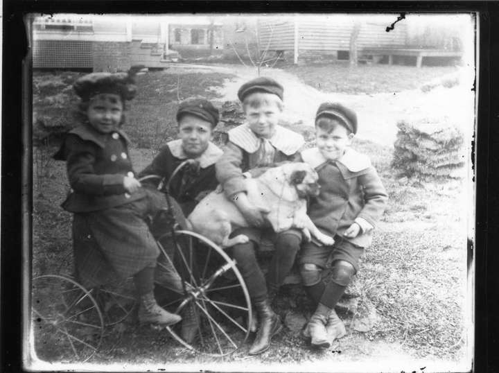Grandchildren of Henry Matthew and Matilda Arnott. Courtesy of Bill Schnaufer